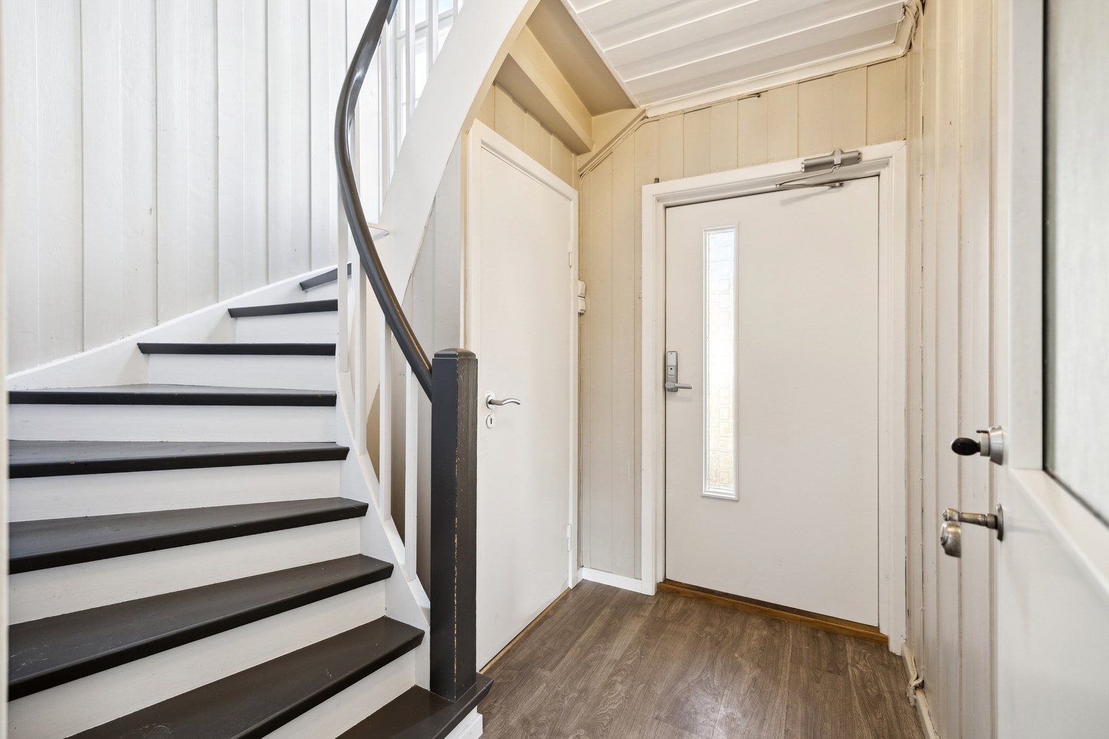 Her kommer du inn via et felles inngangsparti med trapp opp til 2. etasje, ned til kjelleren og inn til gjeldene leilighet. Galleribilde