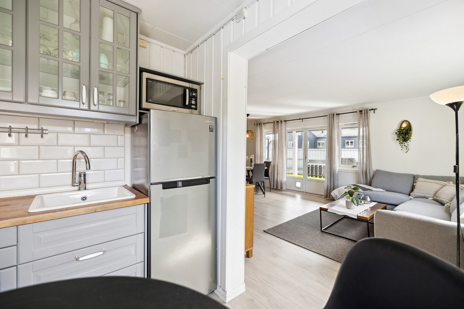 Over platetoppen er det montert mekanisk avtrekk med utkast til friluft. Galleribilde