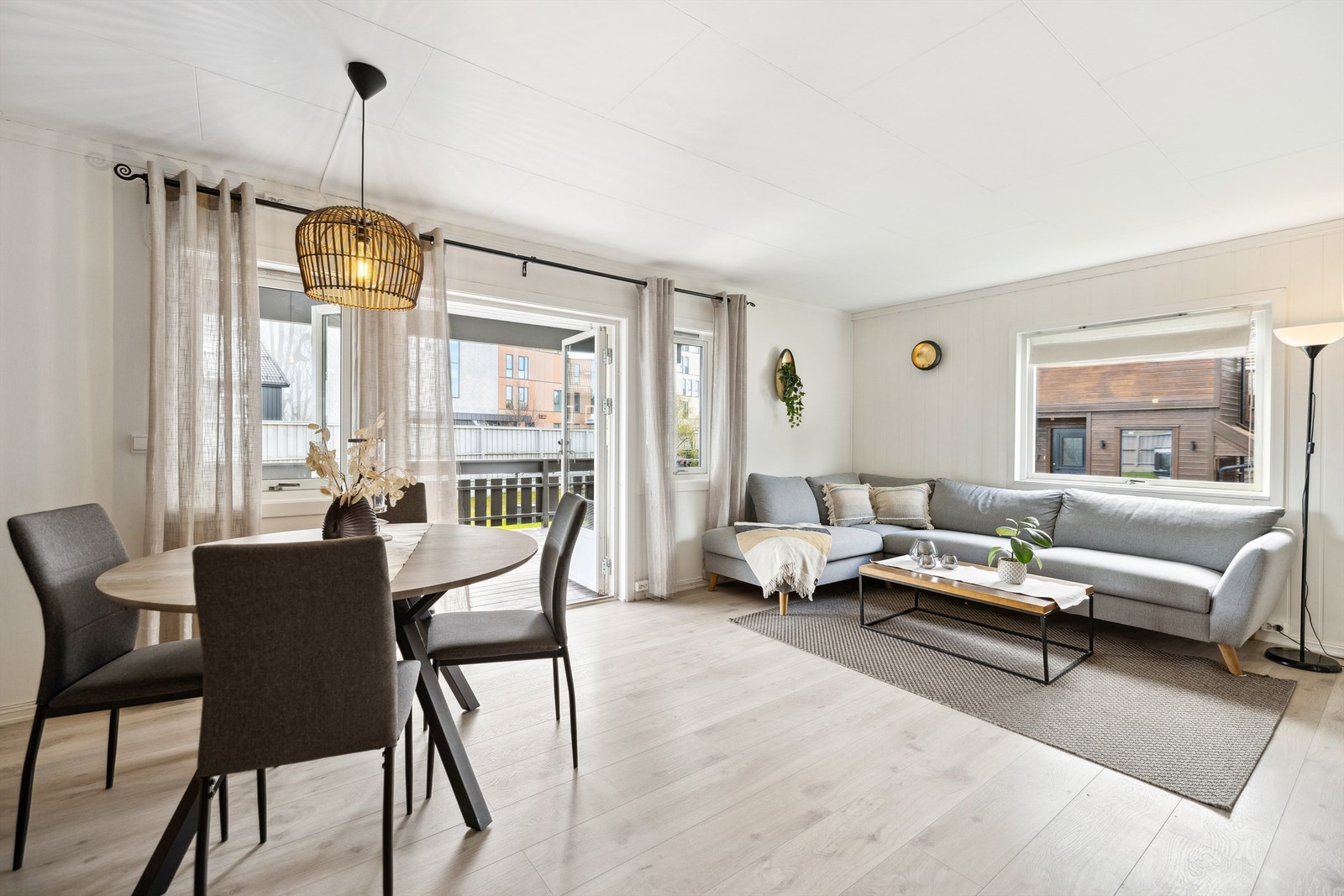 Stuen er lys med store vindusflater som slipper inn godt med dagslys. Galleribilde