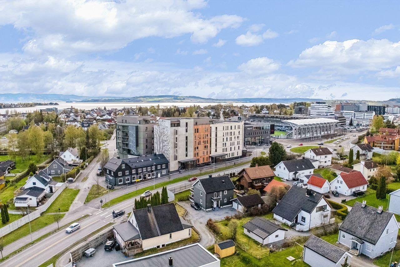 Tomannsboligen ligger sentralt til med kort avstand til nærmeste matbutikk, og inn til byen hvor det er alt av fasiliteter. Galleribilde