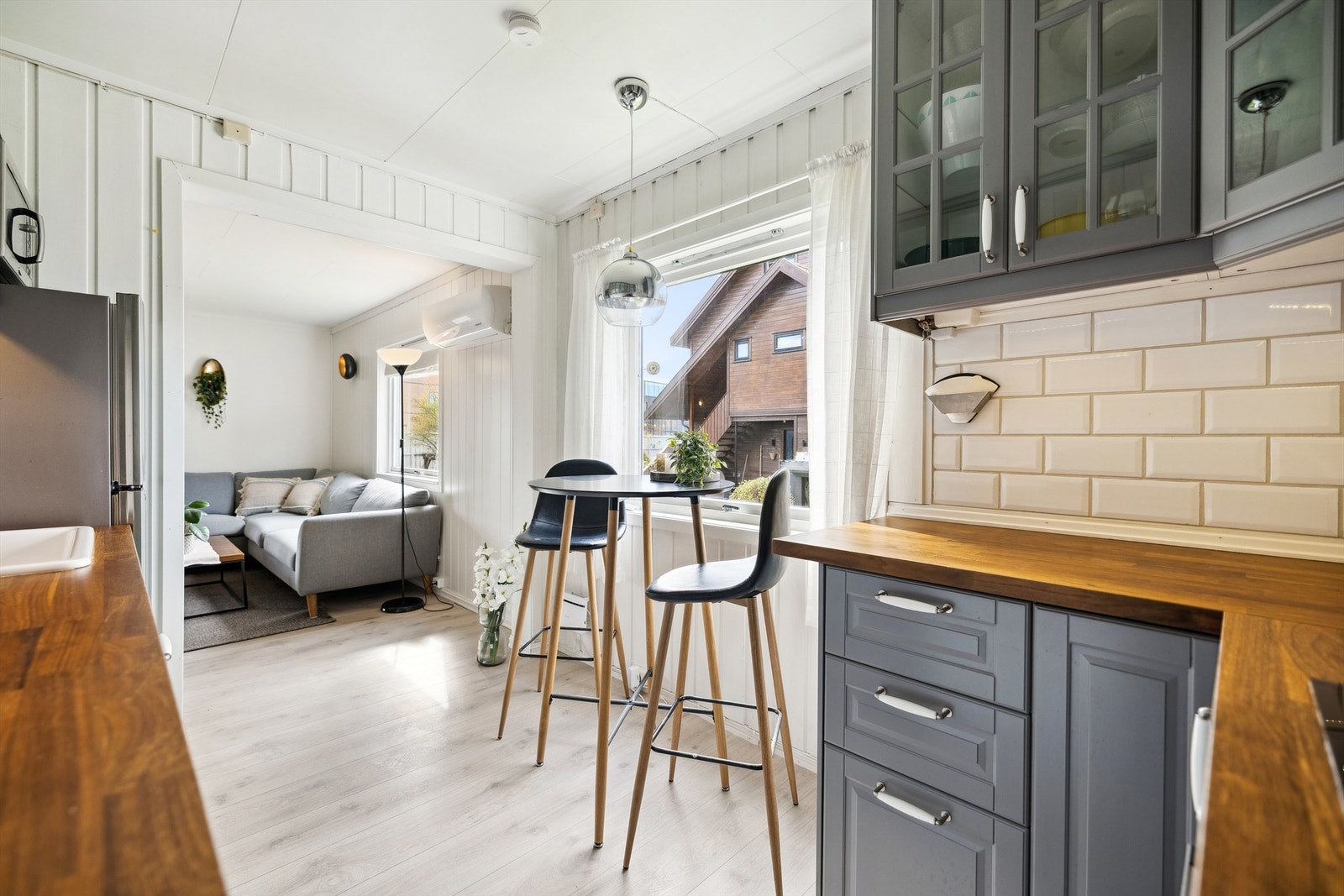 Heltre benkeplate med enkel kum og ett-greps blandebatteri. I innredningen er det integrerte hvitevarer som platetopp og stekeovn, samt åpen løsning for frittstående oppvaskmaskin og kjøl-/fryseskap. Galleribilde