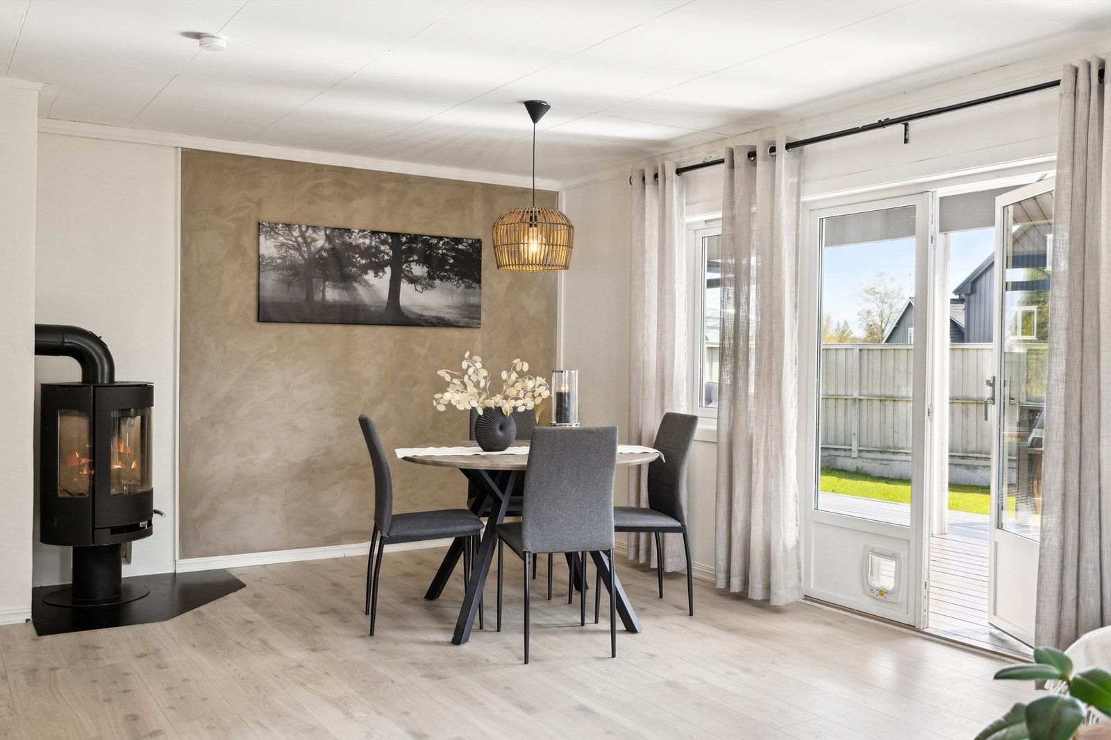 Terrassedøren gir deg adkomst ut til dels overbygget terrasse hvor du kan nyte alle dager. Galleribilde