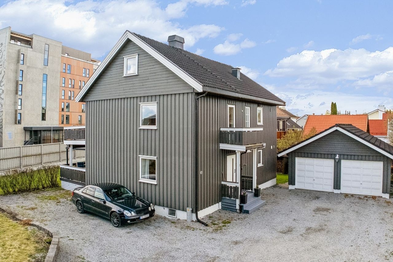 Boligen ligger ved Briskeby med hovedvegen inn til Hamar by som nærmeste nabo bak støyskjermen, så noe støy må påregnes. Galleribilde