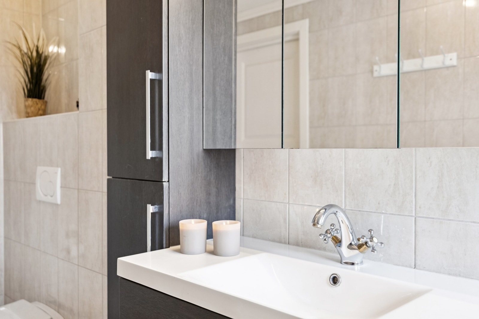 Innredningen er fra 2019. Mekanisk avtrekk med utkast til friluft, men ikke etablert tilluft fra tilliggende rom. Det er registrert symptom på fuktskader, så dette bør undersøkes nærmere. Galleribilde