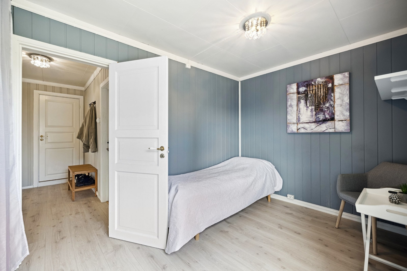 Det andre soverommet er noe mindre, men fortsatt romslig med malte vegger. Galleribilde