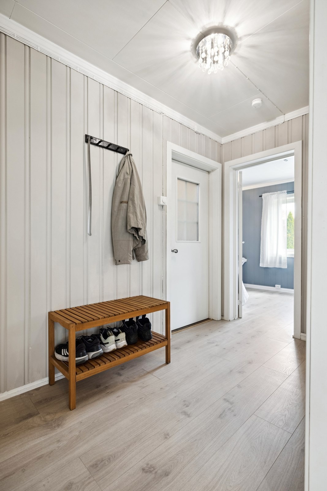Inn døren kommer du inn i en lys gang vegghengt knagg og gode muligheter for å henge fra deg yttertøyet. Fra gangen er det adkomst til alt av rom i leiligheten. Galleribilde