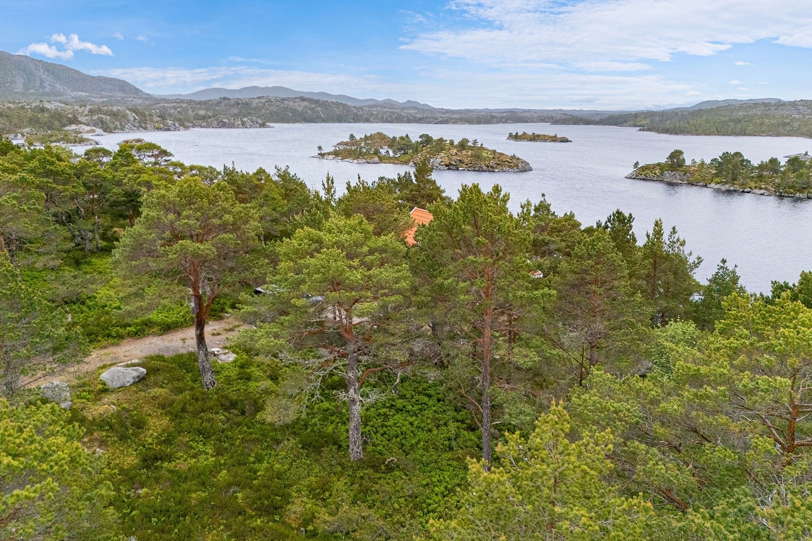 Her får man en sjelden mulighet til å etablere seg i nærhet til sjø og natur, samtidig som det er kort vei til daglige nødvendigheter. Galleribilde