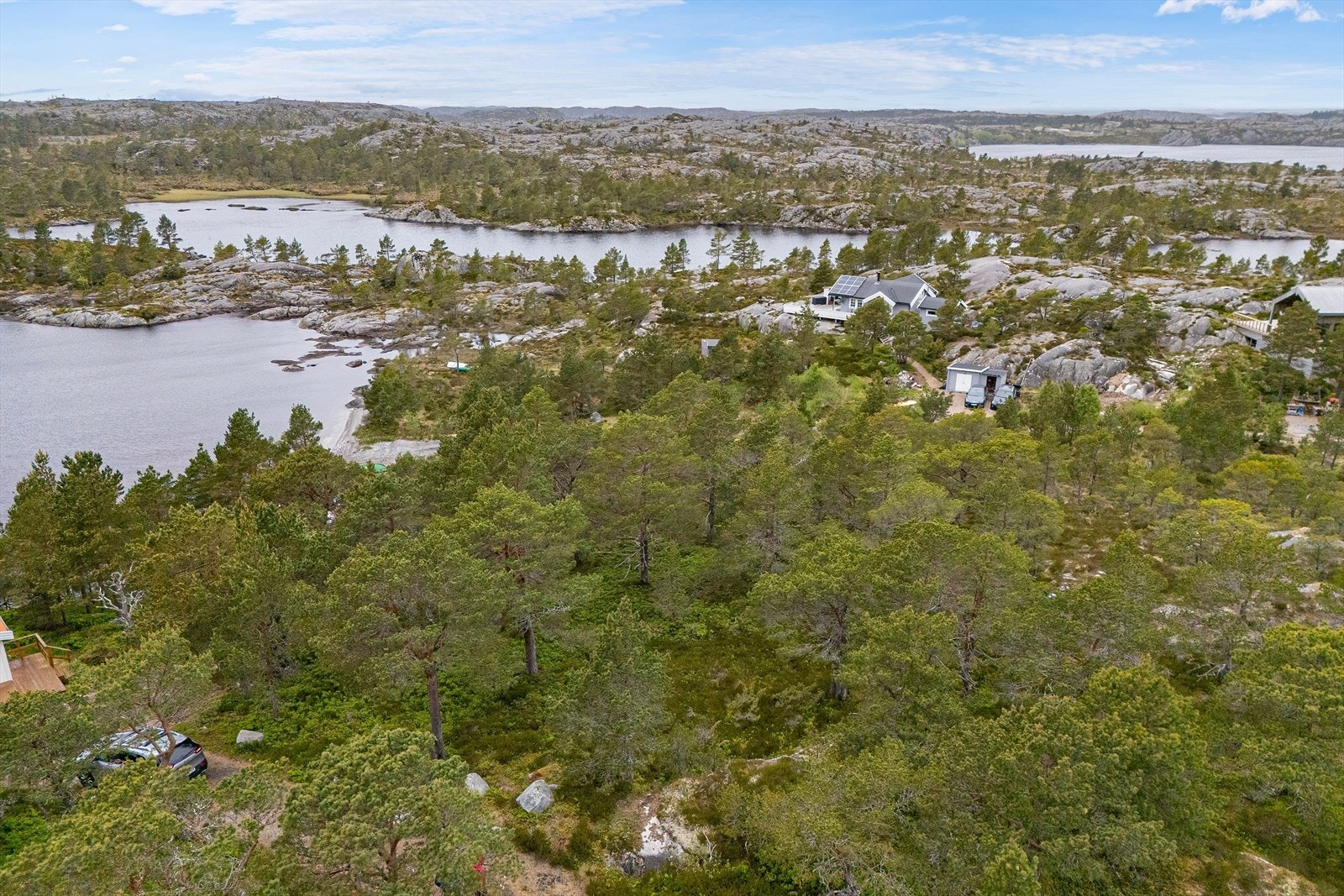 Tomten ligger i et pent og rolig område på Kvenvær i Hitra kommune. Galleribilde