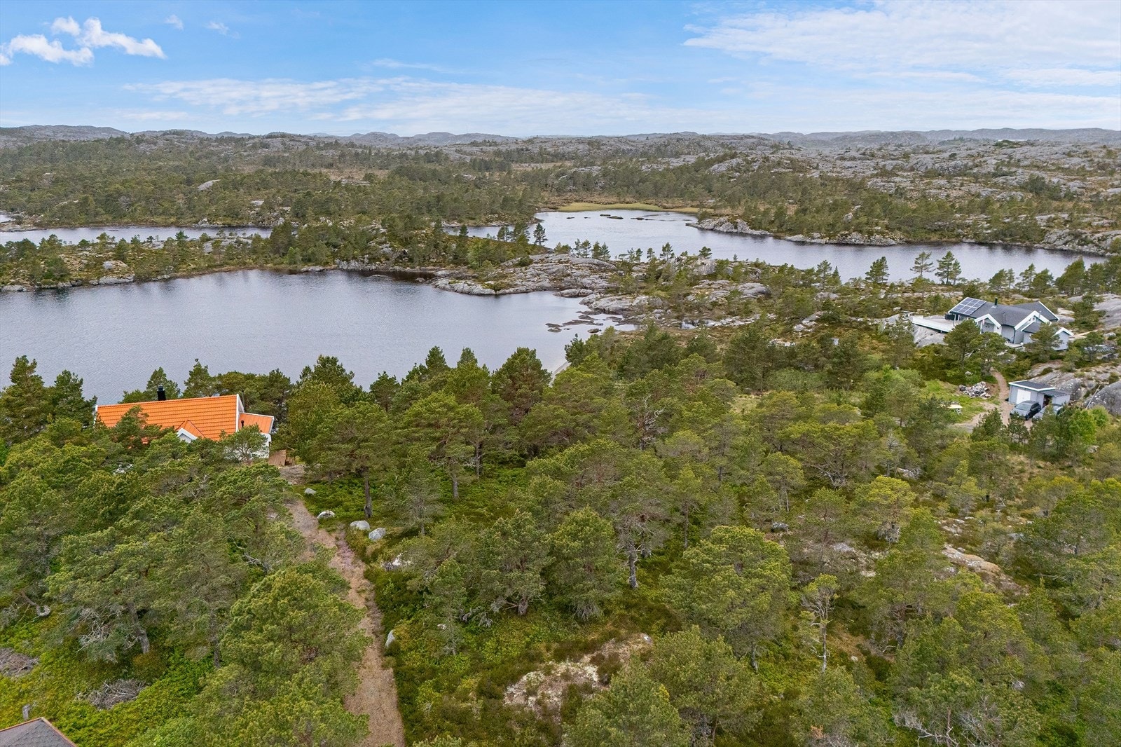 Fantastisk utsikt mot det vakre øylandskapet vest for tomten - her får du nærkontakt med naturen og havet, perfekt for kajakk, fiske og rekreasjon. Galleribilde