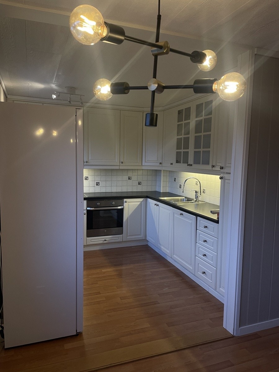 Praktisk og pent kjøkken med god skapplass. Lyst og funksjonelt Galleribilde