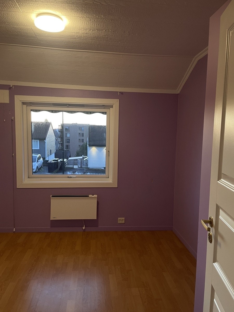 Lyst og nymalt rom med store vinduer. Perfekt for gjester, barn eller kontorplass. Galleribilde