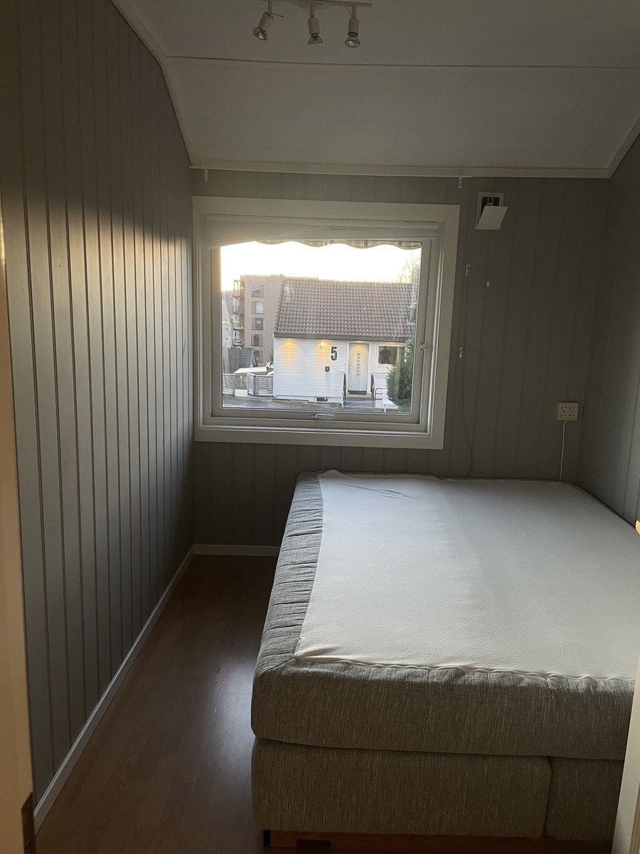 Lyst og nymalt rom med store vinduer. Perfekt for gjester, barn eller kontorplass. Galleribilde