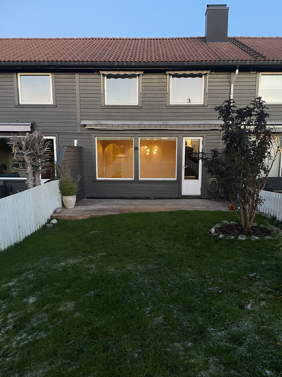 Leiligheten har tilgang til en koselig hage og uteplass. Flott område for avslapning, grilling eller for barn å leke. Rolig og barnevennlig nabolag. Galleribilde