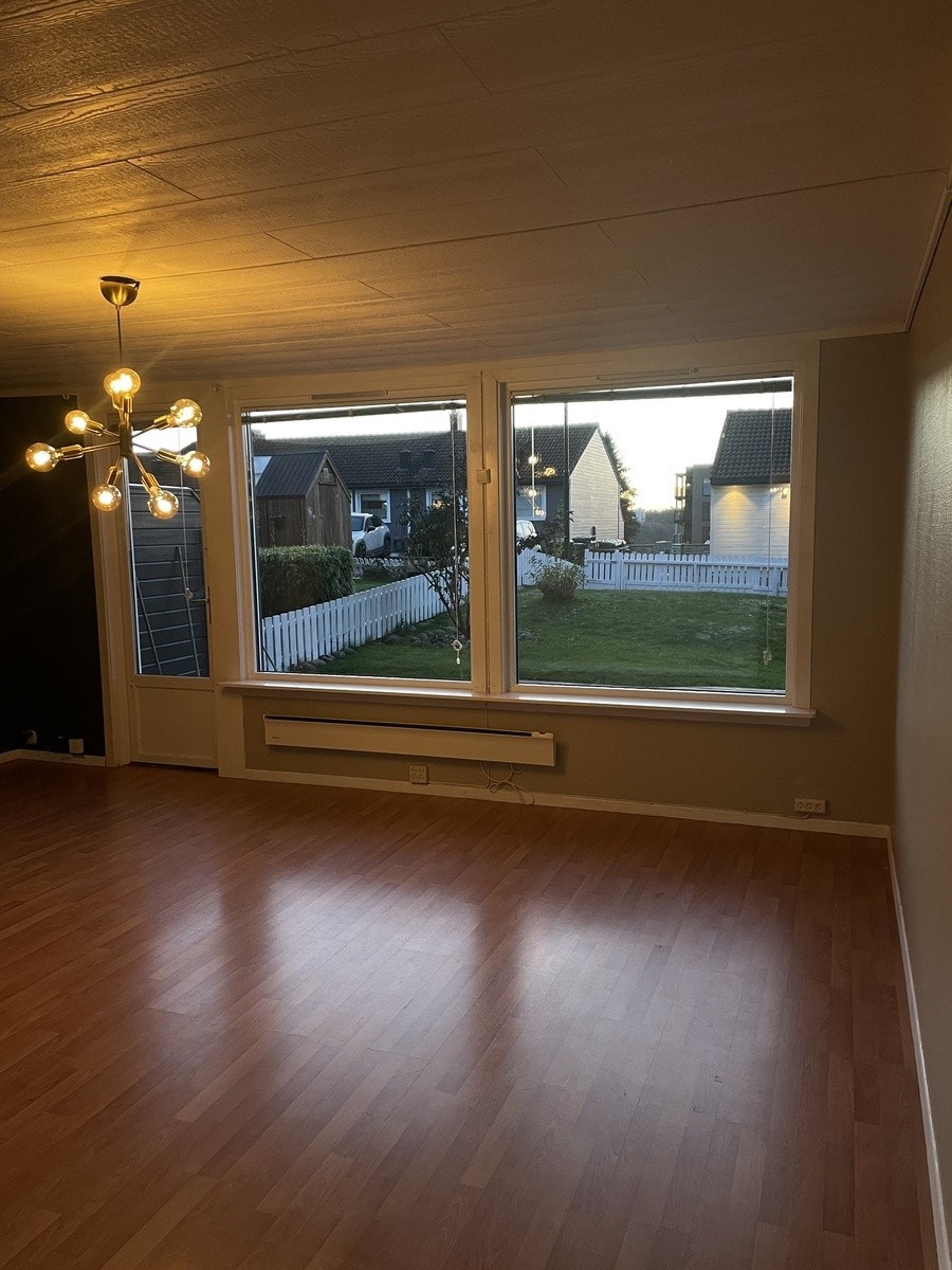 Lys og romslig stue med store vinduer som gir rikelig med naturlig lys. Galleribilde