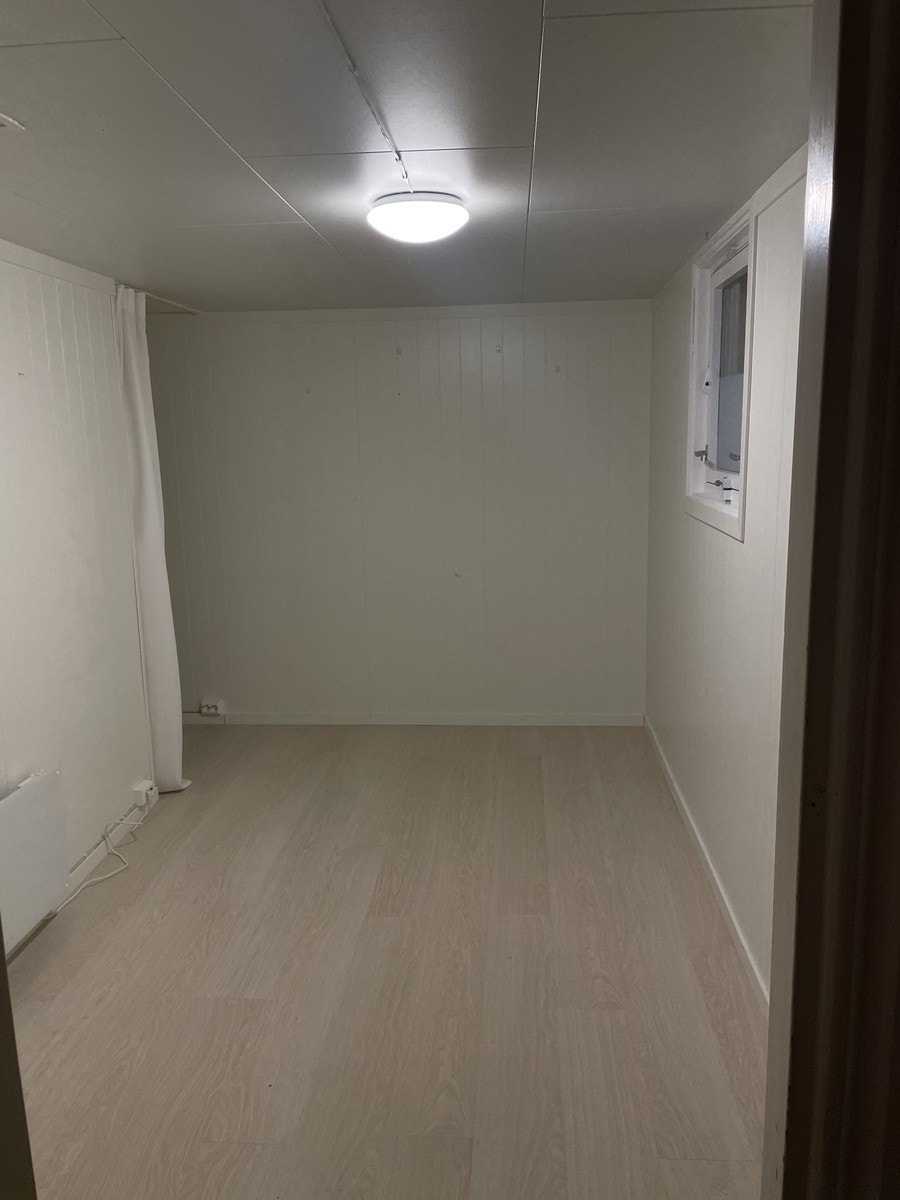 Lyst soverom med stort vindu og god romfølelse. Kan brukes som barnerom, gjesterom eller hjemmekontor. Galleribilde