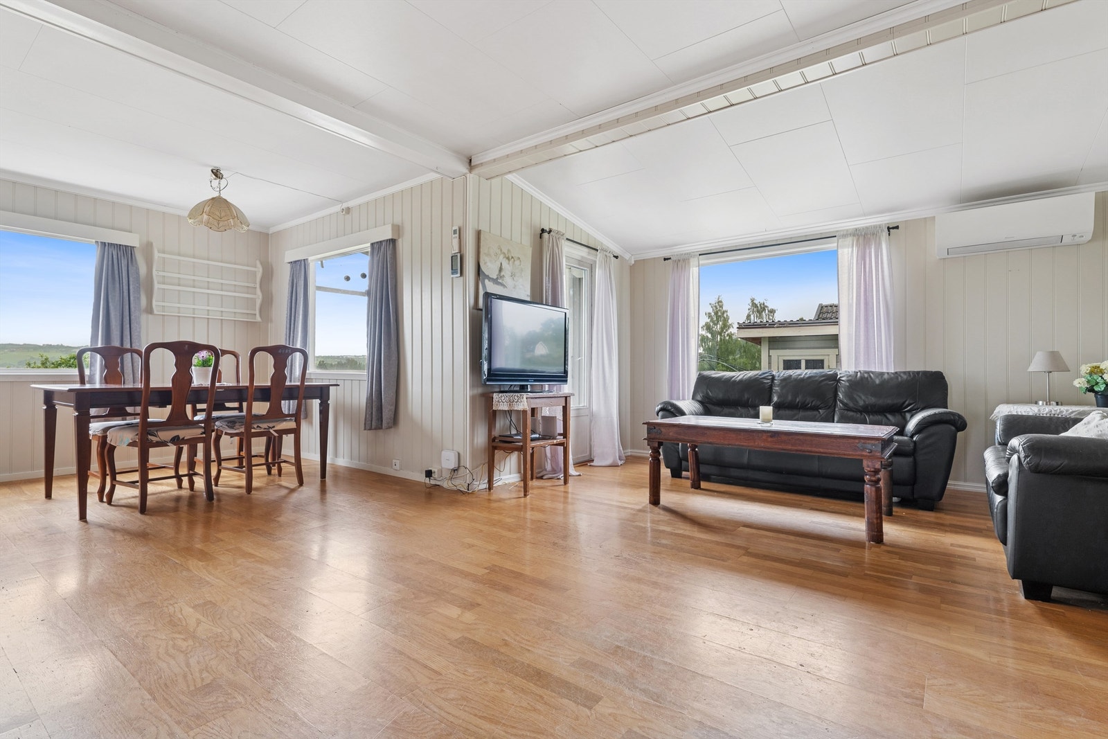 I stuen er det også montert en varmepumpe som sørger for en god sirkulasjon og oppvarming. Galleribilde