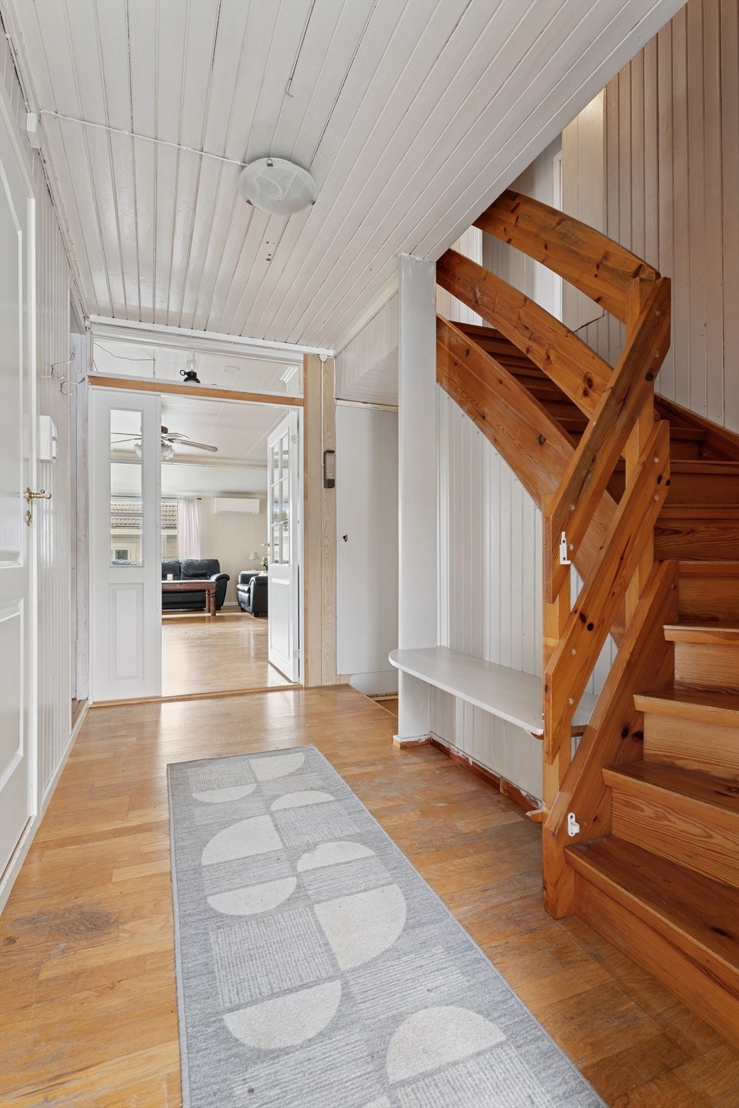 Entré og trappeoppgang til 2. etasje. Galleribilde