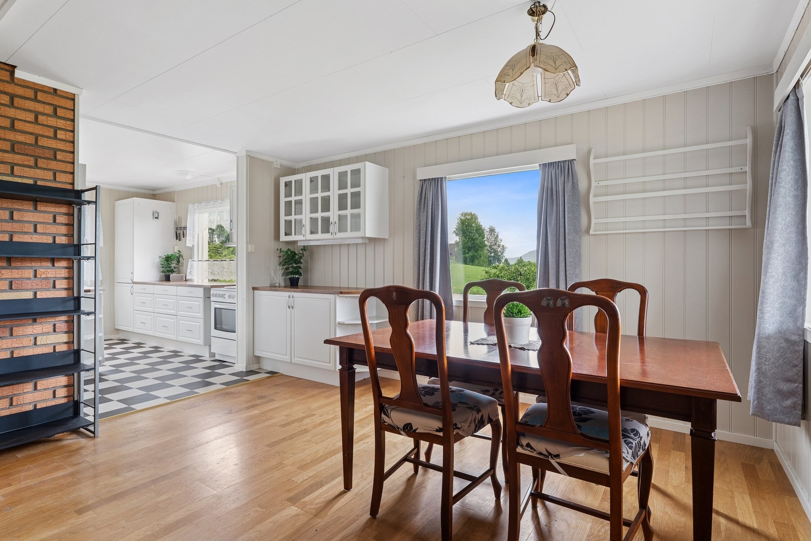 God plass til spisestue i tilknytning til kjøkkenet Galleribilde