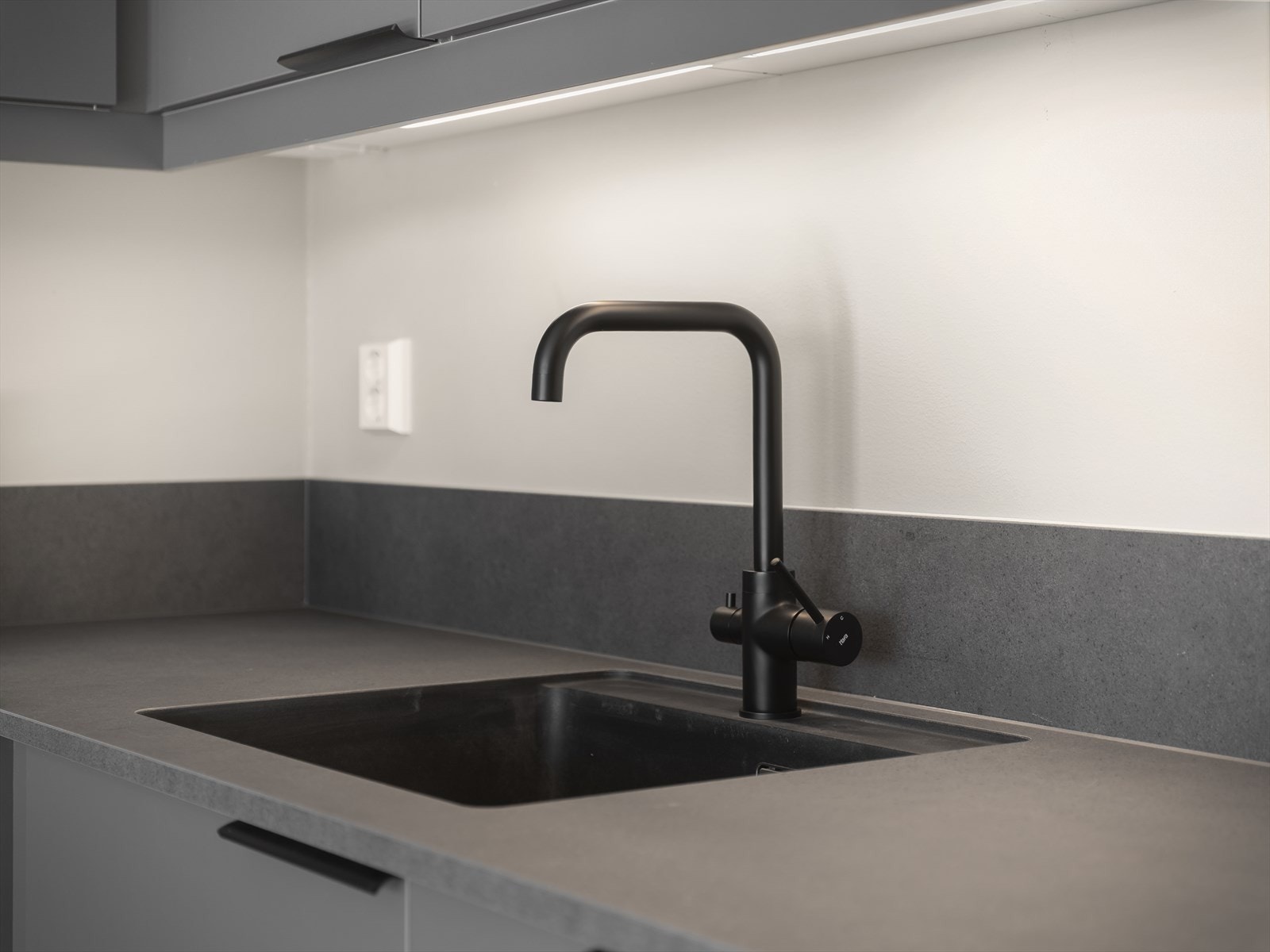 Underlimt vask og sort armatur Galleribilde