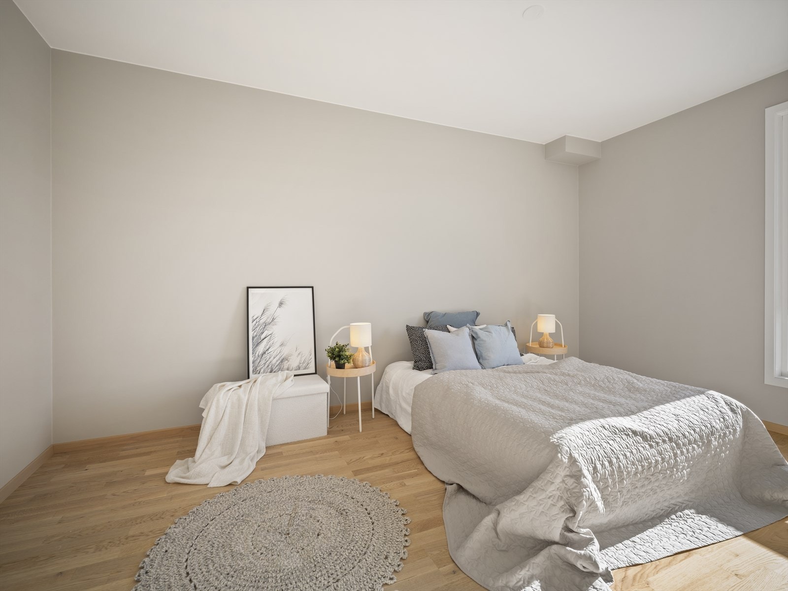 Stort soverom med rikelig plass til garderobe Galleribilde