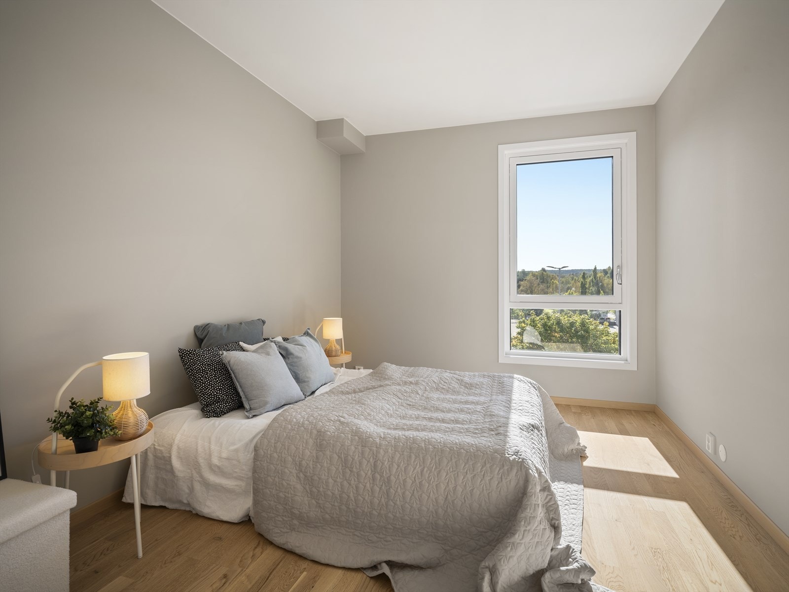 Stort soverom med rikelig plass til garderobe Galleribilde