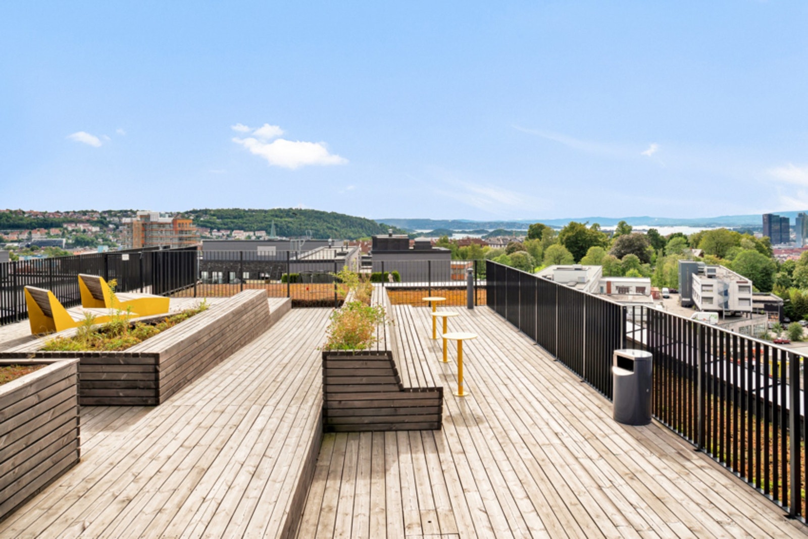 En av Sameiets to flotte takterrasser med flott utsikt, benker, bord og solstoler. Galleribilde