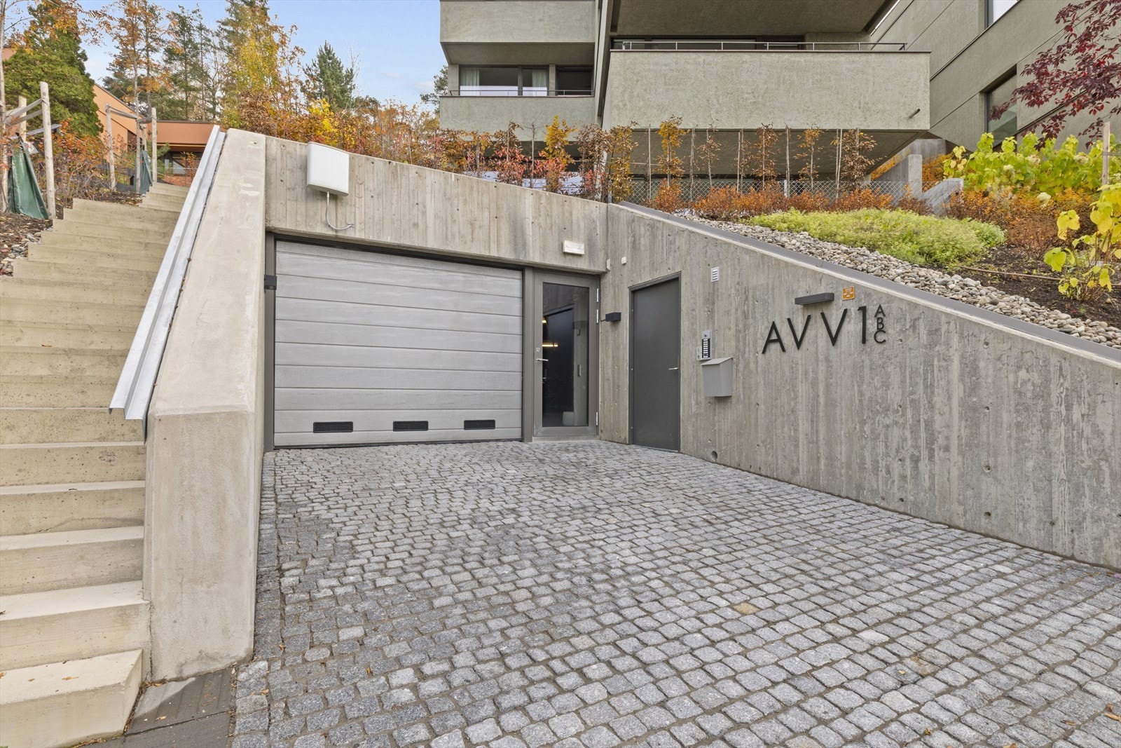 Innkjøring til garasjen. Hovedinngangen er opp trappen. Galleribilde