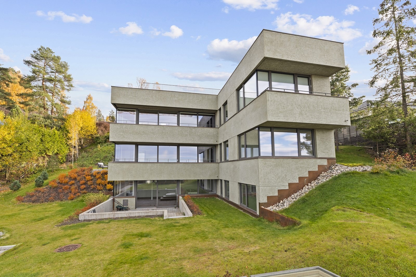 Aslaug Vaas veg ligger tilbaketrukket fra veien som det øverste bygget. Galleribilde