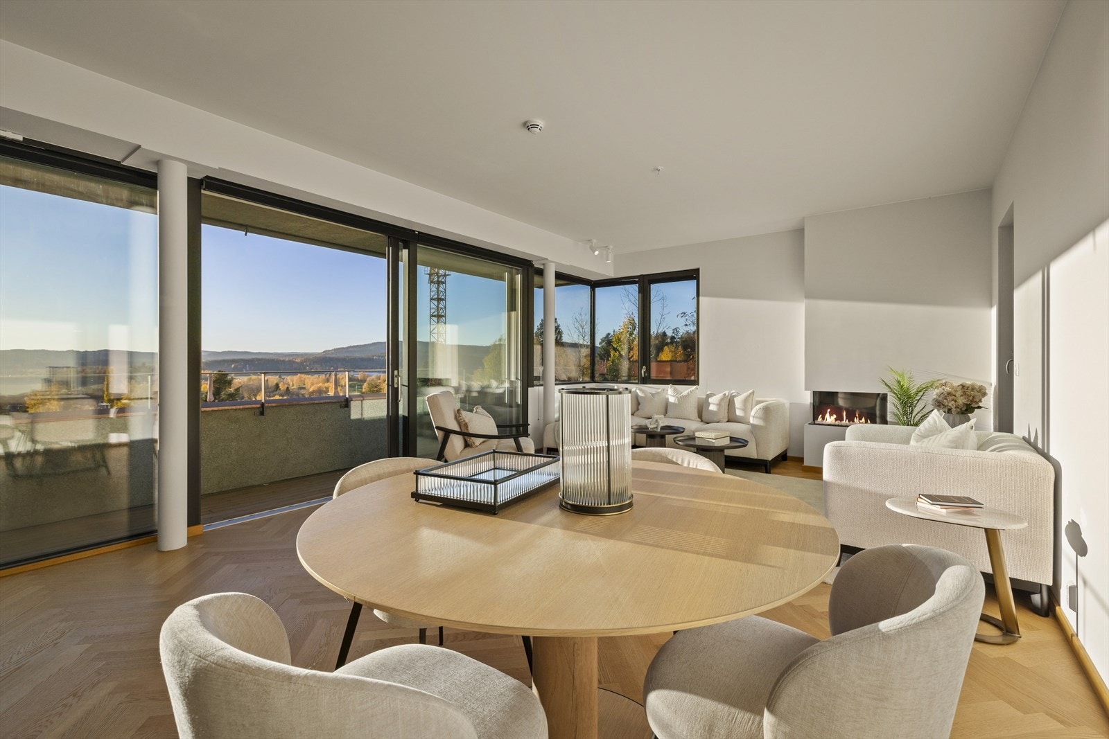 Stuen sett fra kjøkkenet. Galleribilde