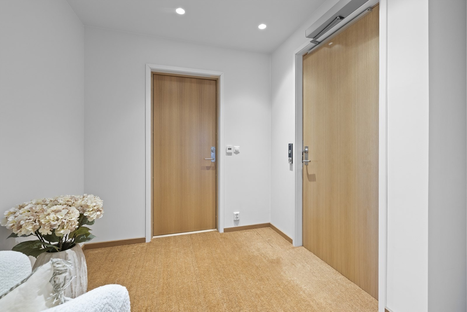 Fra hallen er det direkte adkomst til heisen og utgang via trapp. Galleribilde