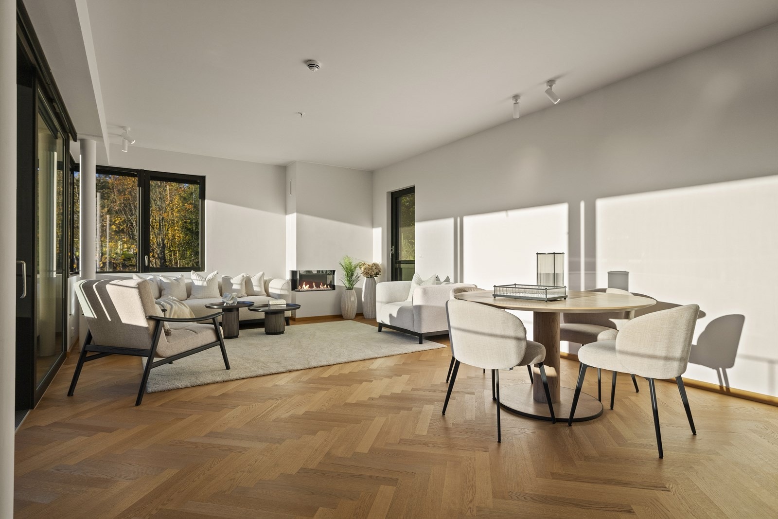 Stuen oppleves meget lys. Her er det også utgang til markterrasse, perfekt for de med hund. Galleribilde