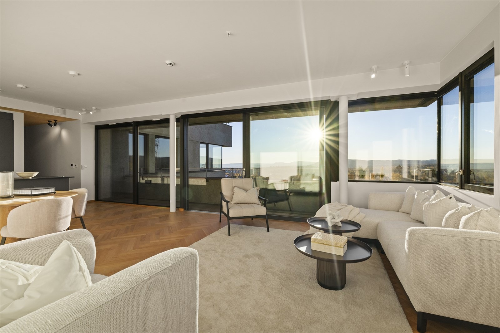 Fra leiligheten er det vakker utsikt og svært gode solforhold. Galleribilde