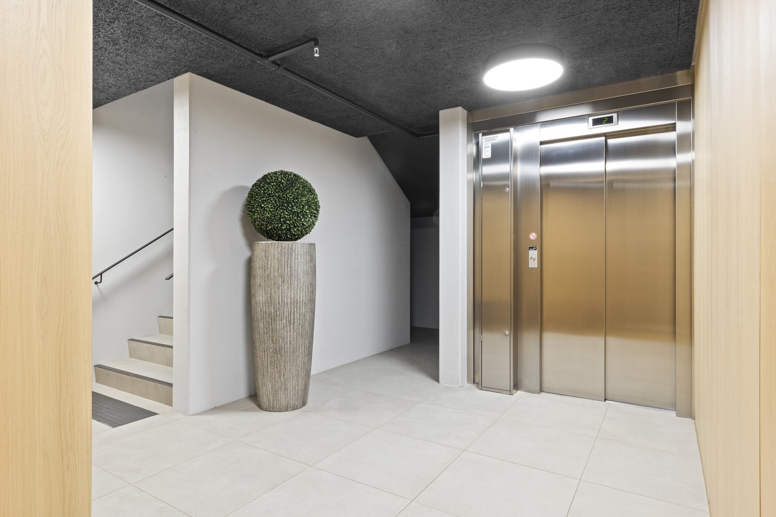 Det er heis i bygget, denne heisen tar deg opp til leiligheten, mens en annen heis tar deg ned til garasjen. Galleribilde