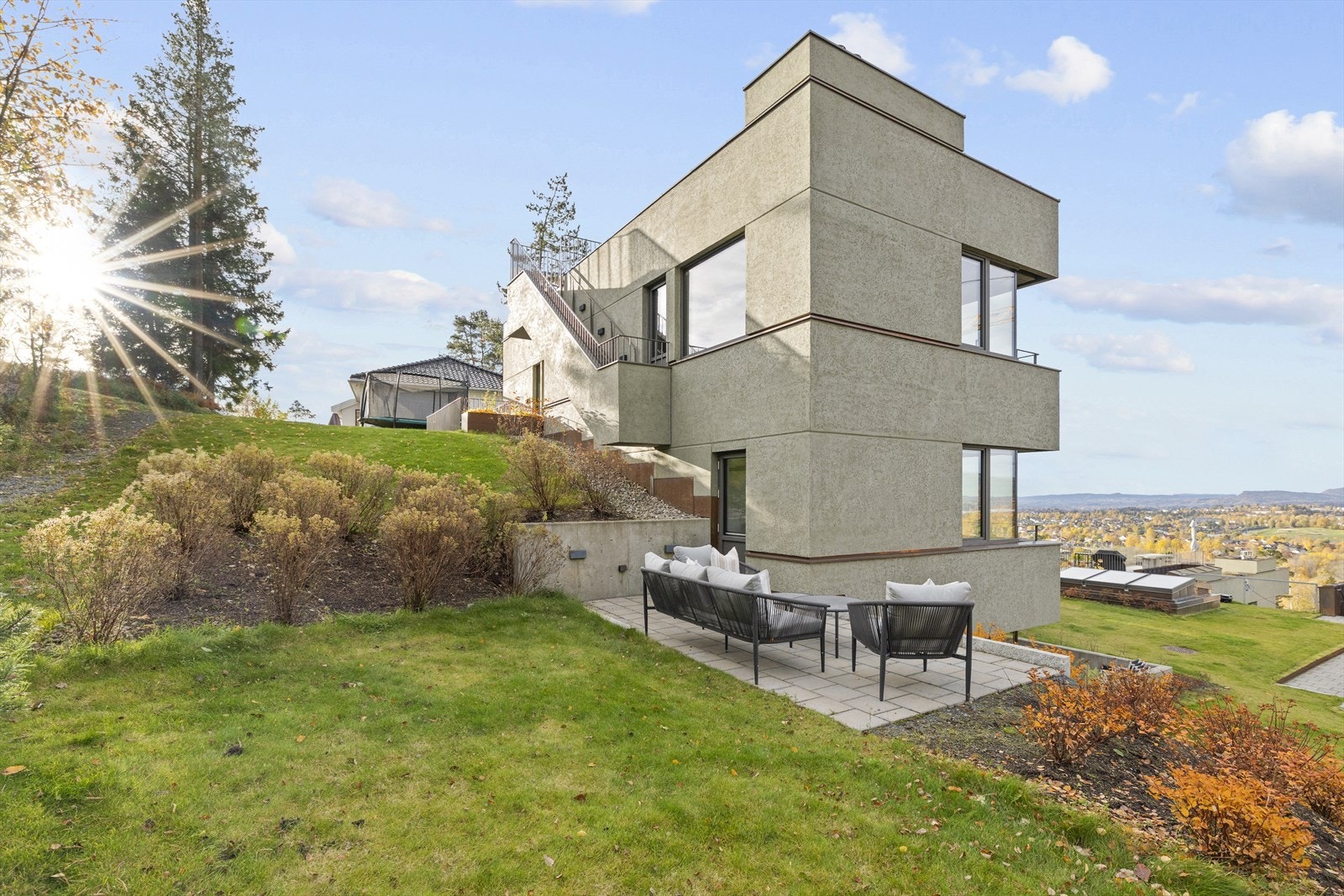 På markterrassen er det fin morgensol. Galleribilde