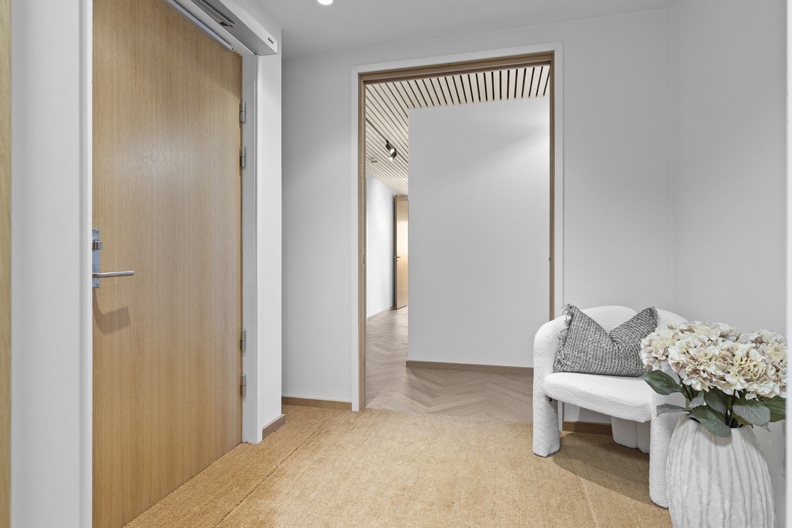 Hall sett videre inn i leiligheten. Galleribilde