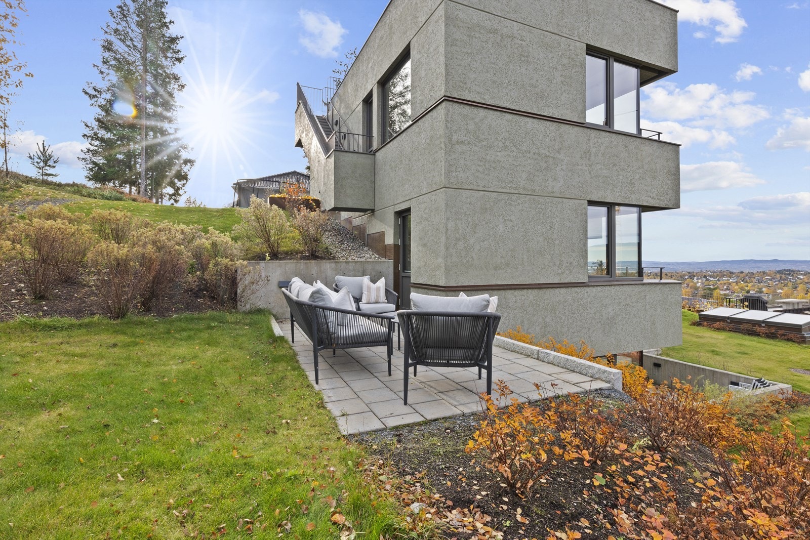 Nyt kaffen i morgensolen. Galleribilde