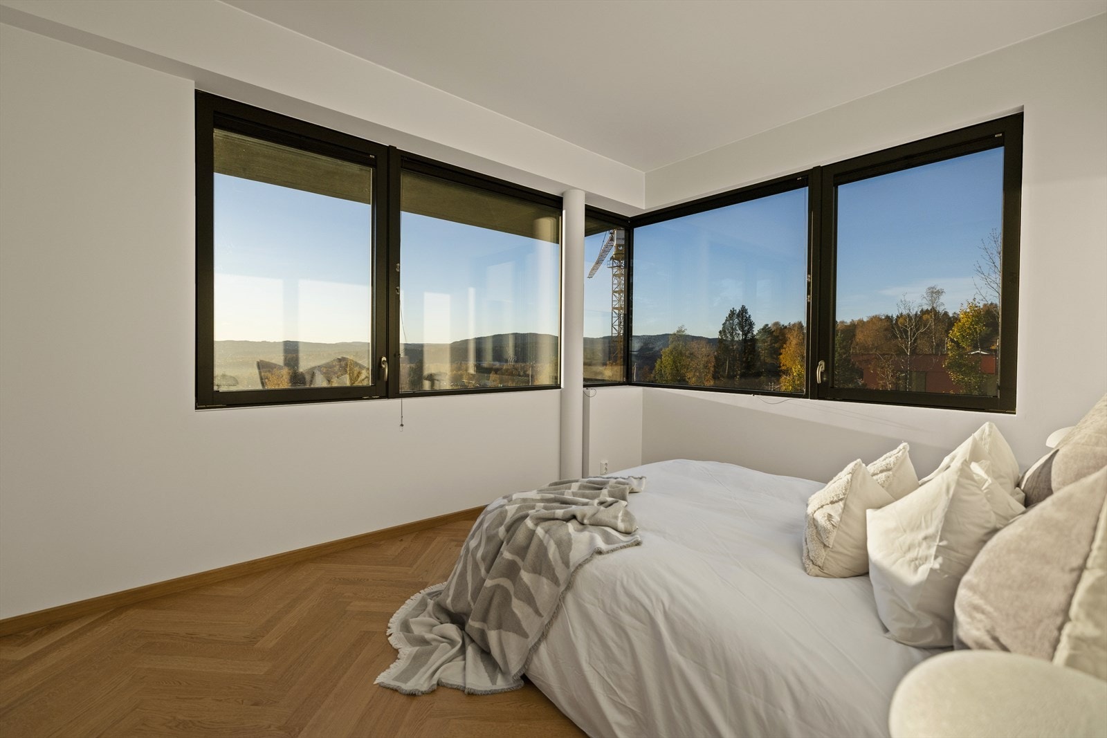 Fantastisk hovedsoverom med store vindusflater og nydelige lysforhold. Galleribilde