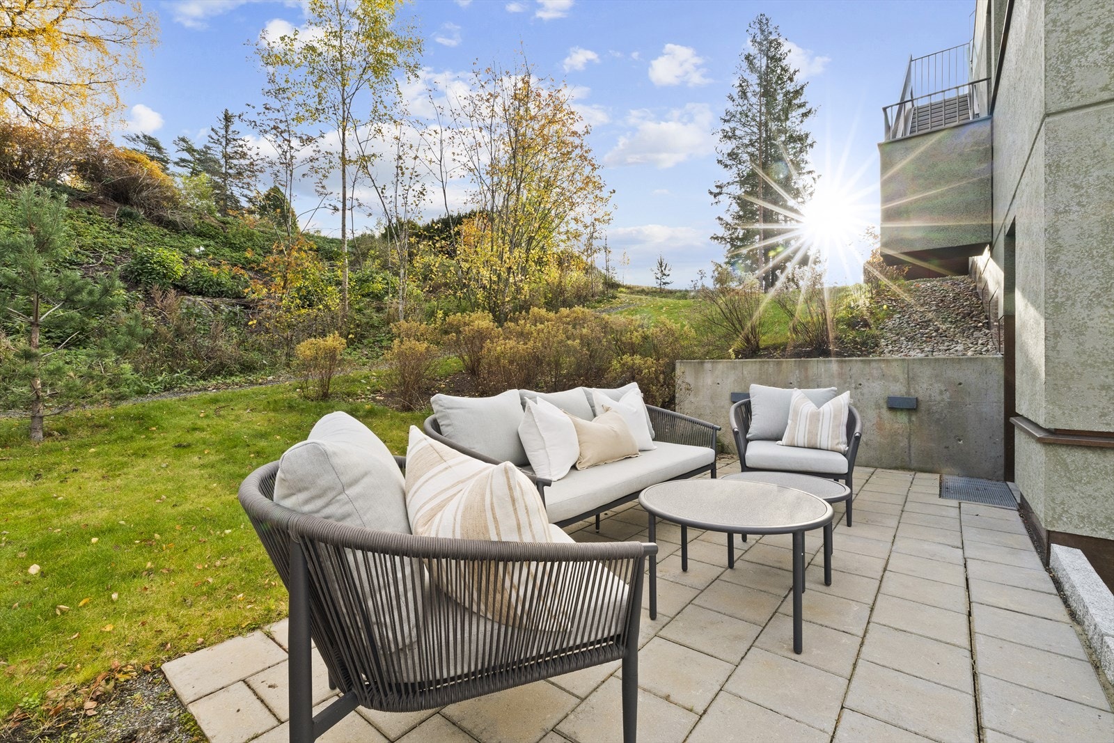 Hyggelig markterrasse med både morgen- og kveldssol. Galleribilde