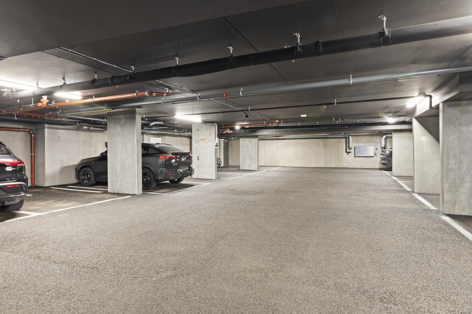 Det medfølger 1 garasjeplass i parkeringsanlegg. Det er mulig å kjøpe ytterligere en plass. Galleribilde