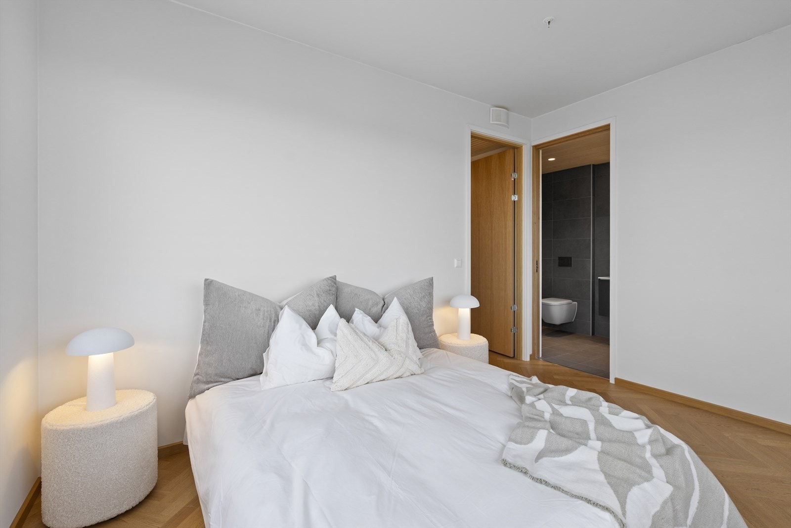 Hovedsoverommet har direkte adkomst til bad. Galleribilde