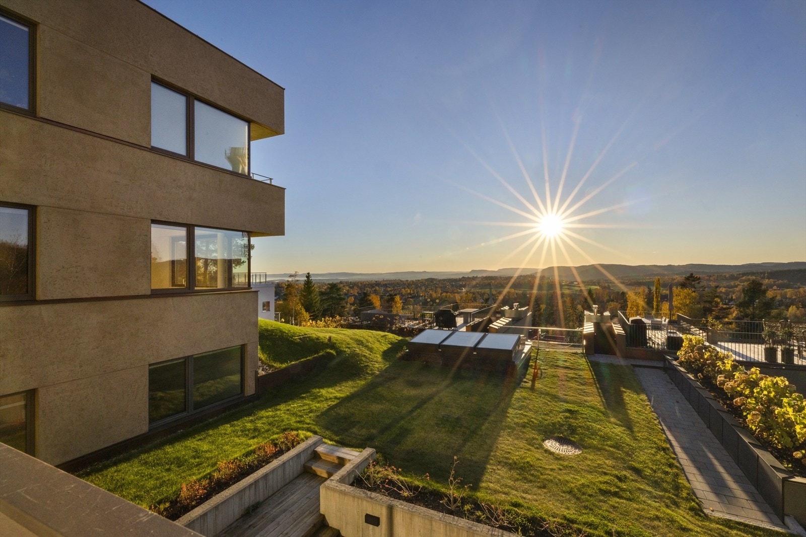 Utsikt fra stuen. Sameiet har pent opparbeidede fellesarealer. Galleribilde