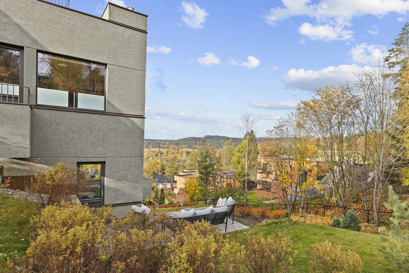 Leiligheten har en flott beliggenhet på tomten, høyt og fritt men samtidig med direkte utgang til terreng. Galleribilde