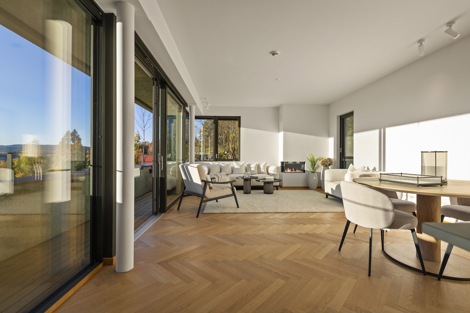 Det er fiskebeinsparkett i eik i hele leiligheten med unntak av badene. Galleribilde