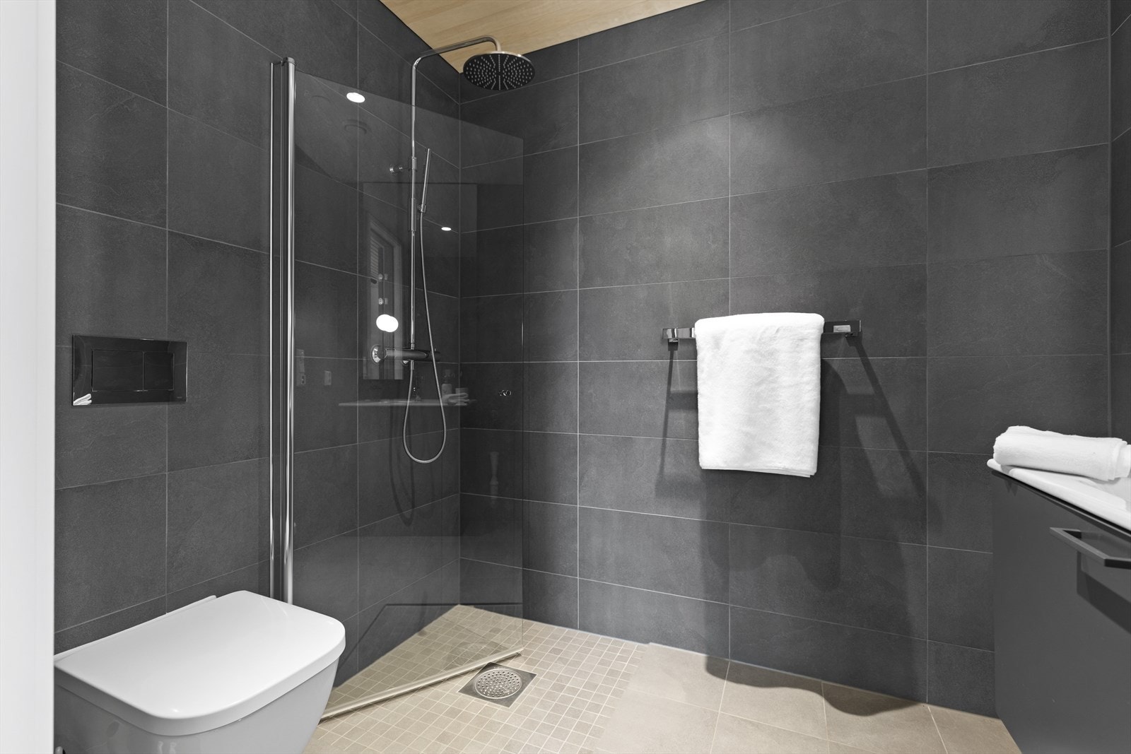 Bad 2 er i samme delikate utførelse som det andre badet. Panelt himling med downlights. Galleribilde