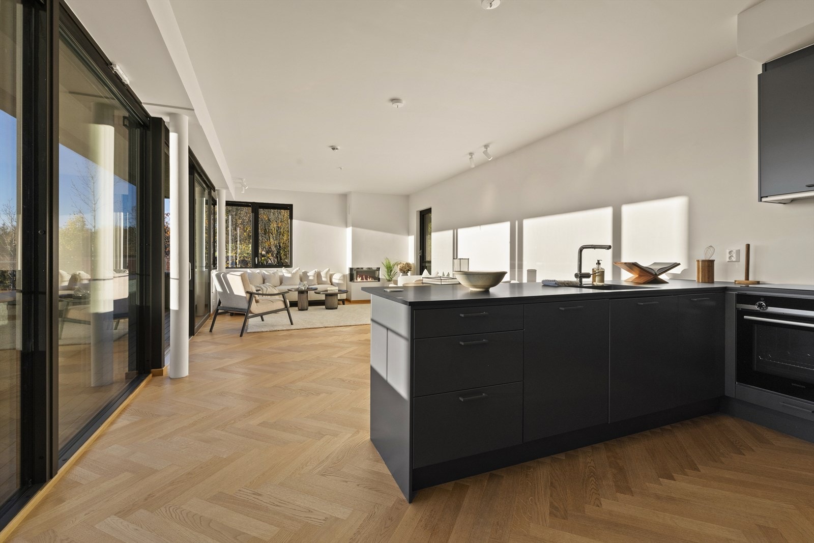 Kjøkkeninnredningen er fra Drømmekjøkkenet med sorte glatte fronter. Galleribilde