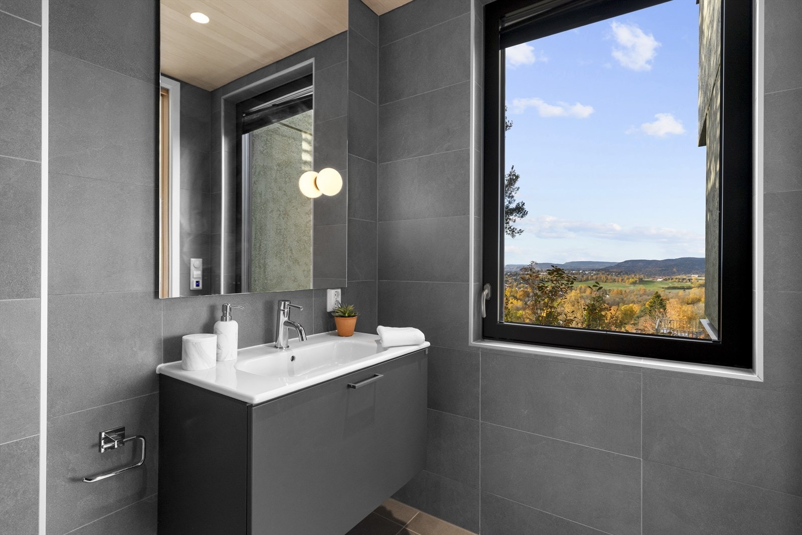 Stort vindu på badet som slipper inn godt med dagslys i tillegg til at det er nydelig utsikt. Galleribilde