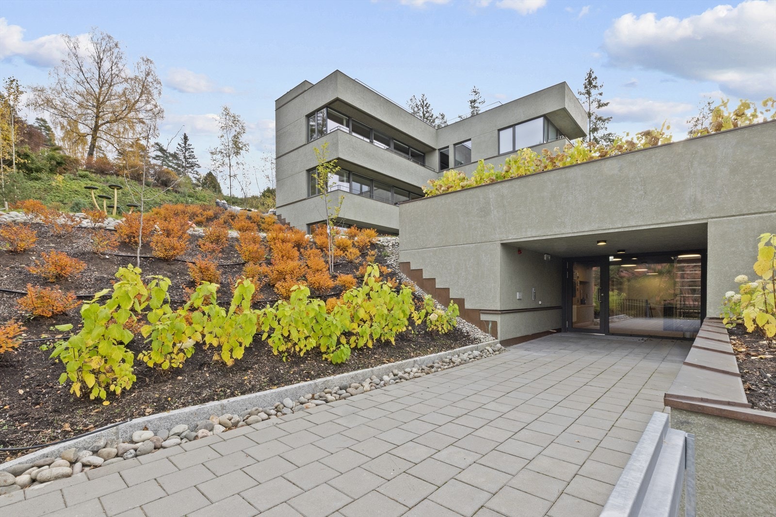 Hovedinngang. Det er også mulig å gå inn via garasjen. Galleribilde