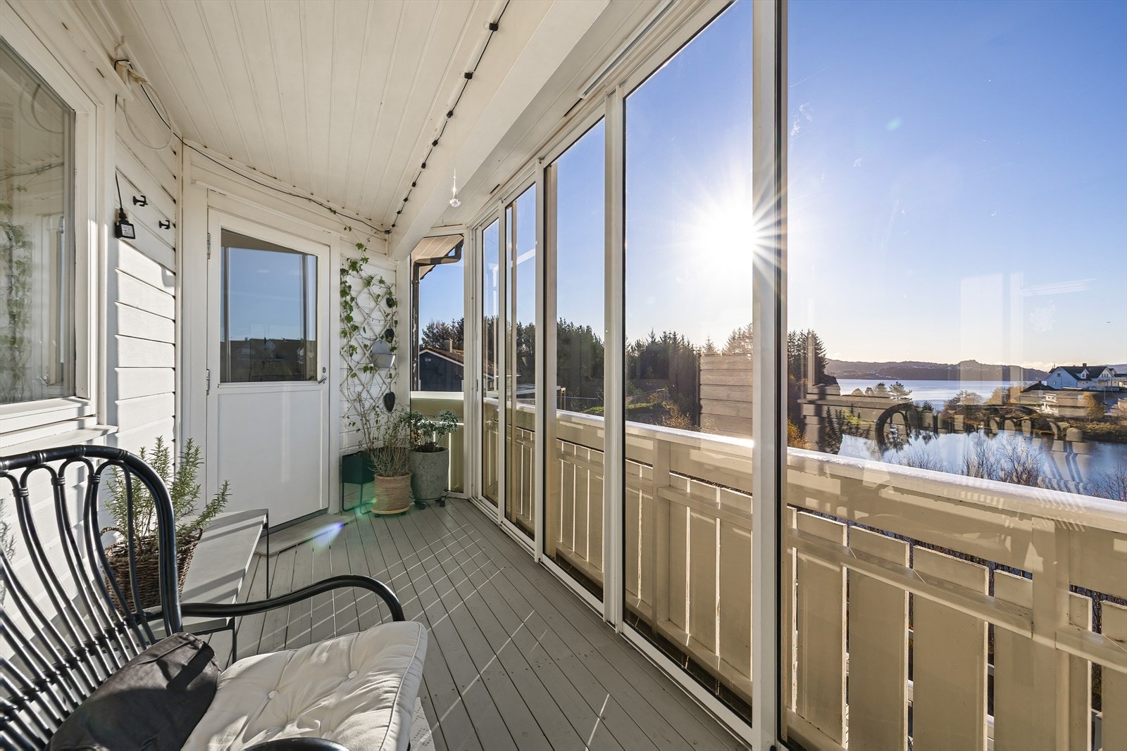 Fra stuen er det utgang til en nydelig innglasset balkong på 9 kvm. Galleribilde