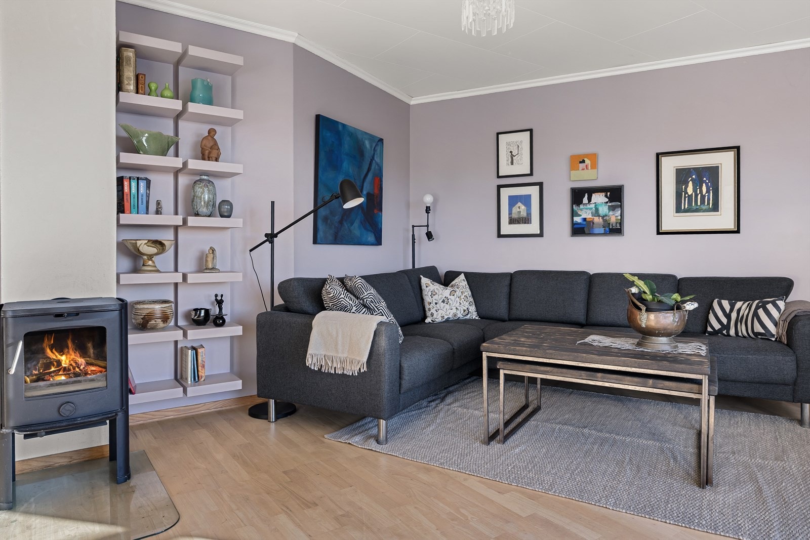 Stuen er lys med en koselig peis som gir god varme og atmosfære til rommet. Galleribilde