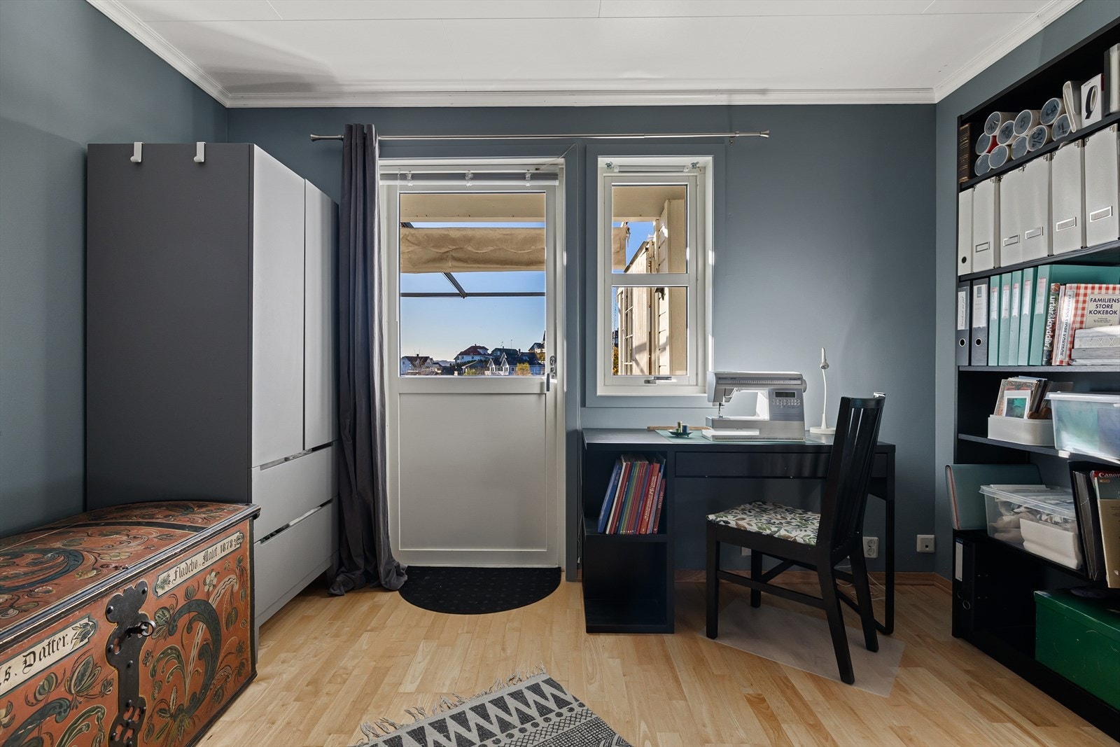 Boligens tredje soverom med utgang til en solrik terrasse. Galleribilde